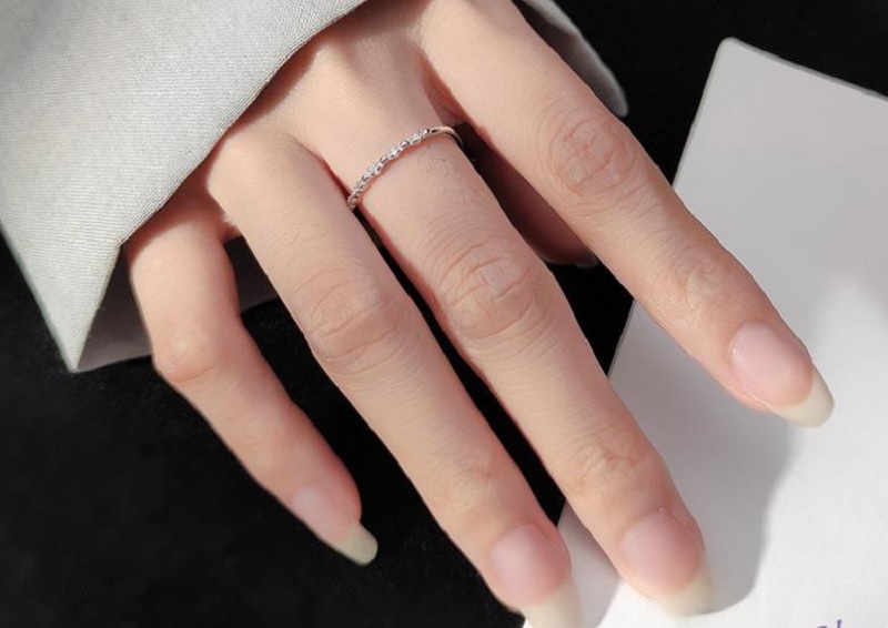 Chọn nhẫn theo trang phục đơn giản